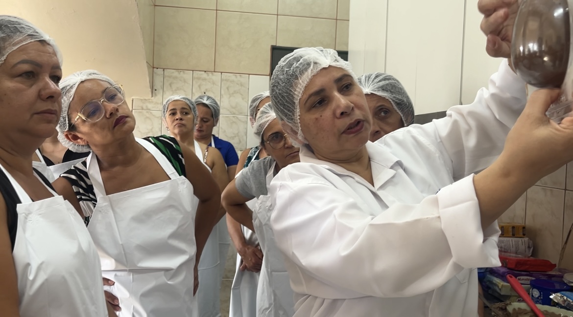 Páscoa: curso do Qualifica SP ensina mulheres a produzirem ovos de chocolate