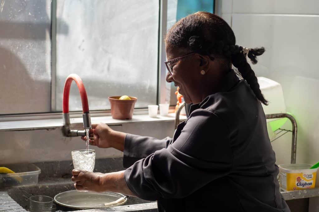 Banho quente e água na torneira: moradora de Poá comemora chegada da água encanada após quatro década de espera 